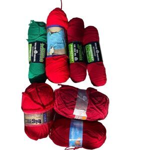 Mixed lot of red green yarn